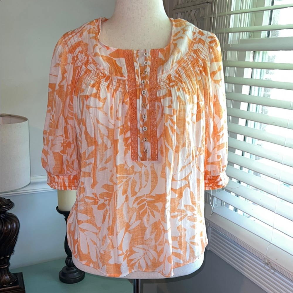 White and Orange NWOT Pleated Blouse with Bib Collar Size Large